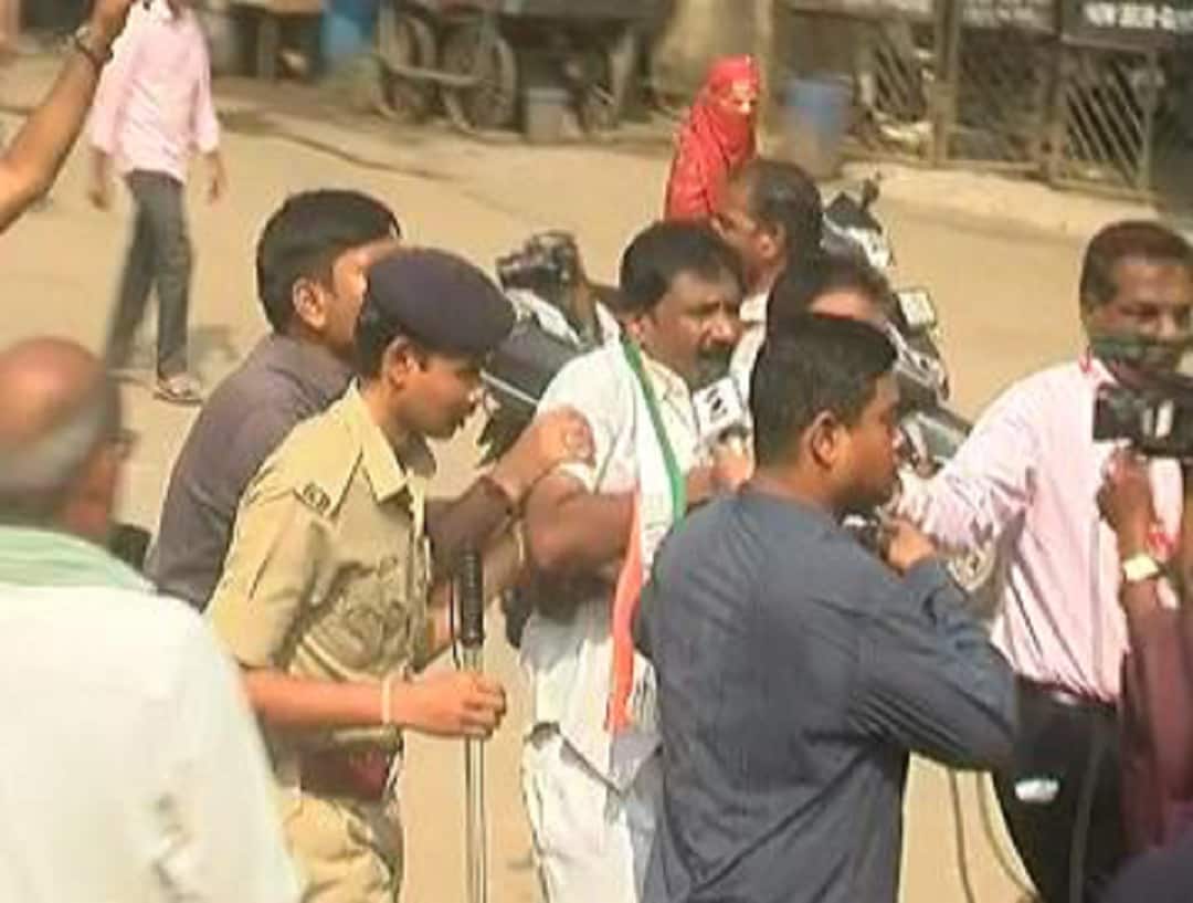 Congress protest surat police detain 20 congress workers before start fast Congress protest : સુરતમાં કોંગ્રેસના 36 કલાકના ઉપવાસ શરૂ થાય તે પહેલા 20થી વધુ કાર્યકરોની અટકાયત