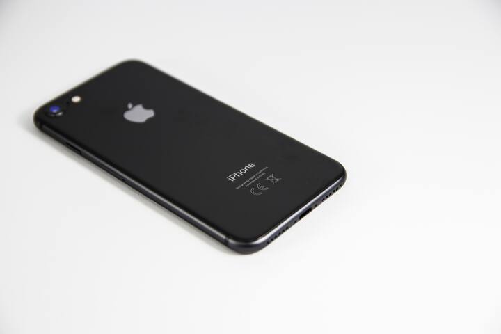 iPhone: শোনা যাচ্ছে iPhone XR মডেলের মতো ডিজাইন থাকতে পারে iPhone SE 4 মডেলে।