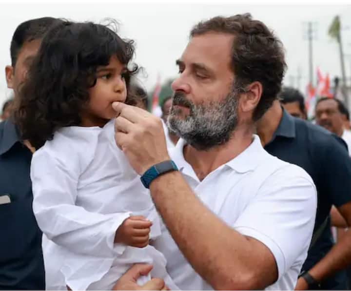 ਗਾਂਧੀ ਨਾਲ ਥੋੜੀ ਦੂਰੀ ਤੱਕ ਦੌੜਦੇ ਹੋਏ ਸ਼ਿਵਕੁਮਾਰ ਕਾਂਗਰਸ ਦਾ ਝੰਡਾ ਫੜੇ ਨਜ਼ਰ ਆਏ। ਕਾਂਗਰਸ ਕਰਨਾਟਕ ਵਿੱਚ ਭਾਜਪਾ ਤੋਂ ਸੱਤਾ ਖੋਹ ਕੇ ਇੱਕ ਵਾਰ ਫਿਰ ਸਰਕਾਰ ਬਣਾਉਣਾ ਚਾਹੁੰਦੀ ਹੈ। ਪਰ ਸਿੱਧਰਮਈਆ ਅਤੇ ਸ਼ਿਵਕੁਮਾਰ ਦੋਵੇਂ ਹੀ ਮੁੱਖ ਮੰਤਰੀ ਅਹੁਦੇ ਦੇ ਦਾਅਵੇਦਾਰ ਹਨ।