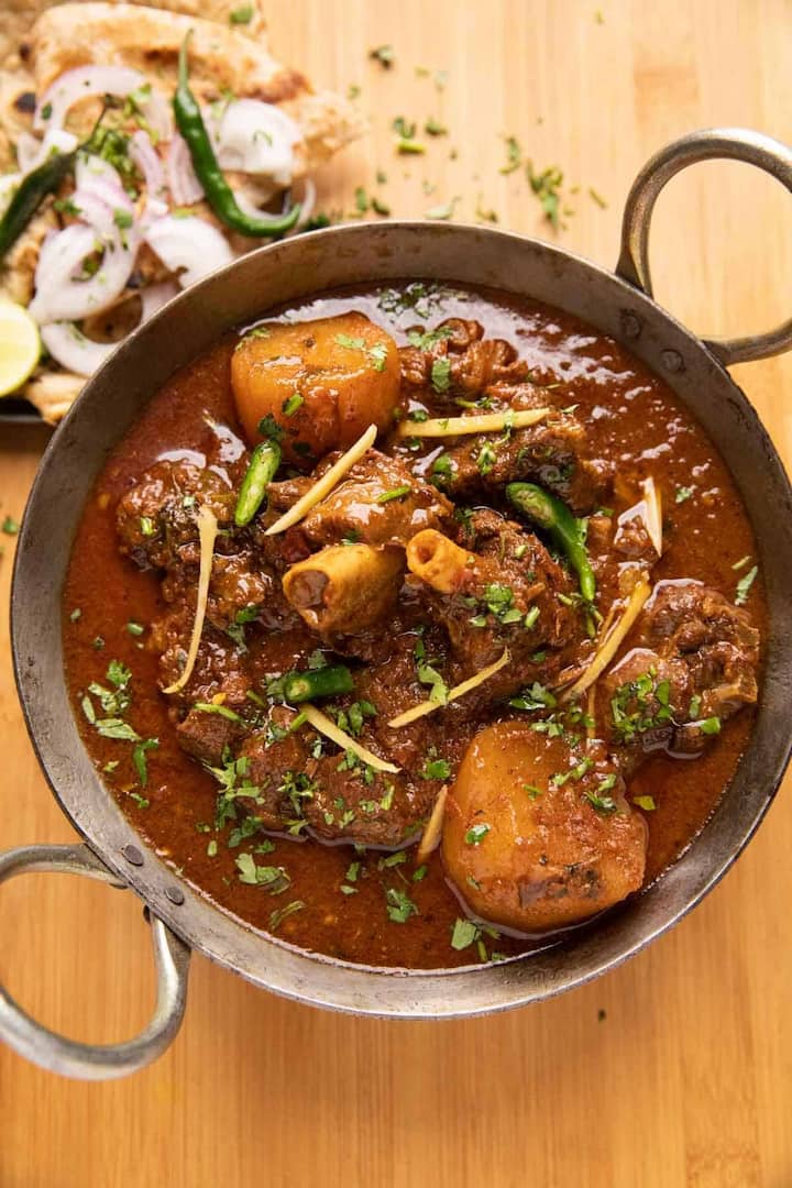 মটন সবসময়ই হালকা আঁচে রান্না করার পরামর্শ দিচ্ছেন বিশেষজ্ঞরা। এতে মটনের স্বাদও বাড়ে। মাংসও ভালো করে সেদ্ধ হয়।