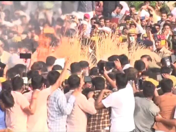 मुलायम सिंह यादव के बड़े बेट और सपा अध्यक्ष अखिलेश यादव ने उन्हें मुखाग्नि दी. मुखाग्नि देने से पहले अखिलेश ने सिर पर समाजवादी पार्टी (SP) की लाल टोपी लगाई. अंतिम संस्कार के दौरान वहां मौजूद लोगों ने 'नेताजी-अमर रहें’ और 'मुलायम सिंह यादव-अमर रहें, अमर रहें'' के नारे लगाए.