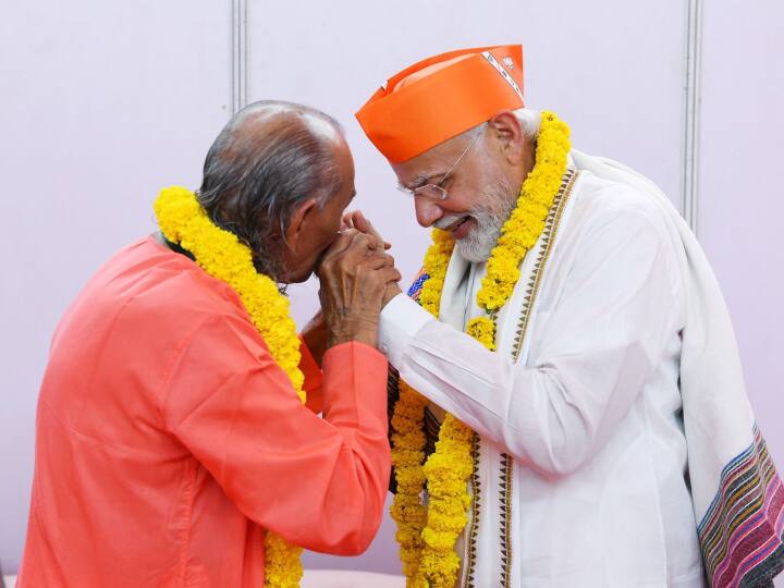 जूनागढ़ के भेंसन में पीएम मोदी और परब धाम के महंत करशनदास बापू से मुलाकात की तस्वीरों को बीजेपी ने शेयर किया है.