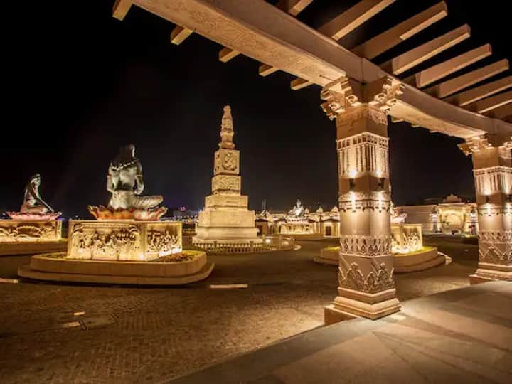 इसे पूरे परिसर को घूमने में 5-6 घंटे का समय लगेगा लेकिन इस वक्त में हजारों सालों का धर्म इतिहास जीवित हो उठेगा. यहां कि दीवार पर शिवपुराण से ली गई कथाओं को उकेरा गया है. पत्थरों के जरिये भोलेनाथ के विवाह को दिखाया गया है. शिव विवाह का स्टोन से बना म्यूरल देश में सबसे बड़ा 132 फीट और 6 फीट चौड़ा है.