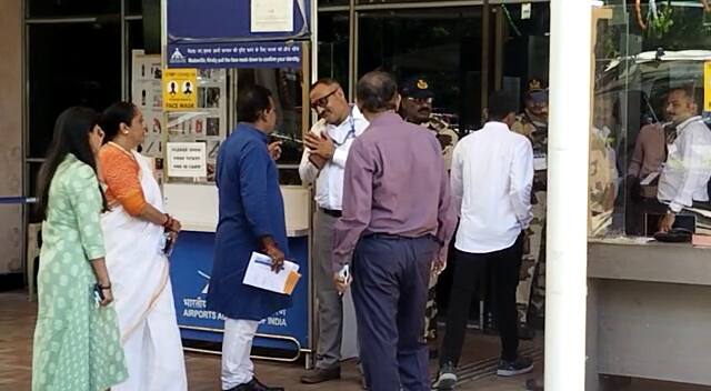 Rajkot : PM મોદીએ એરપોર્ટ પર કયા બે દિગ્ગજ નેતાના પરિવાર સાથે કરી મુલાકાત, રાજકીય ચર્ચા ન થઈ હોવાનો નેતાનો દાવો PM Narendra Modi meet to BJP leaders family at Rajkot airport during Gujarat visit Rajkot : PM મોદીએ એરપોર્ટ પર કયા બે દિગ્ગજ નેતાના પરિવાર સાથે કરી મુલાકાત, રાજકીય ચર્ચા ન થઈ હોવાનો નેતાનો દાવો