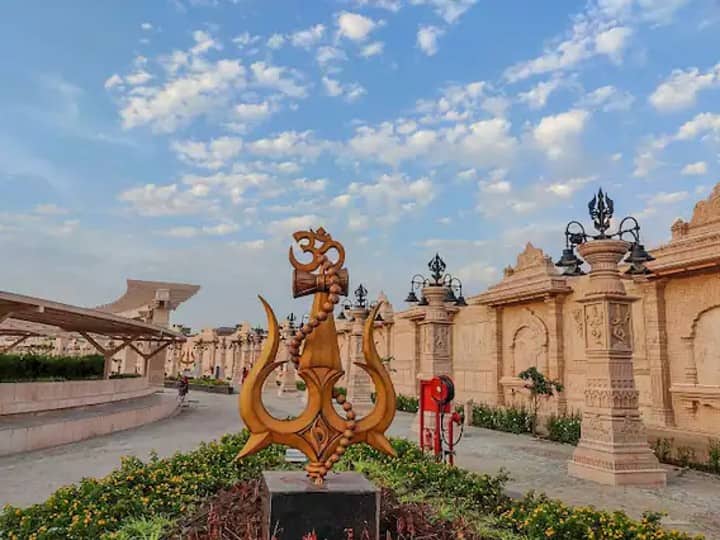 मध्य प्रदेश के उज्जैन शहर में नवनिर्मित 'महाकाल लोक' में भव्य प्रवेश द्वार, फव्वारों सहित शिव पुराण की कहानियों को दर्शाने वाले 50 से ज्यादा चित्रों की श्रृंखला बनाई गई है. उज्जैन में बना 900 मीटर से अधिक लंबा महाकाल कॉरिडोर भारत में अब तक निर्मित ऐसे सबसे बड़े गलियारों में से एक है.