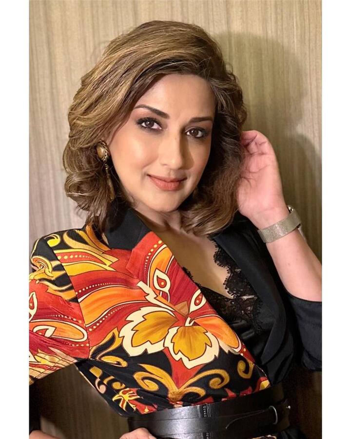 तिने आकर्षक ऑल-ब्लॅक फुल स्लीव्ह जॅकेट आणि पॅन्ट घातलेली दिसत आहे. (फोटो सौजन्य :iamsonalibendre/इंस्टाग्राम )