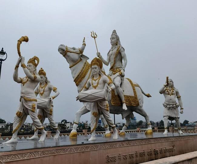 महाकालेश्वर मंदिराच्या नव्याने बांधलेल्या महाकाल प्रांगणात या कथा दर्शविणाऱ्या मूर्ती बसवण्यात आल्या आहेत.