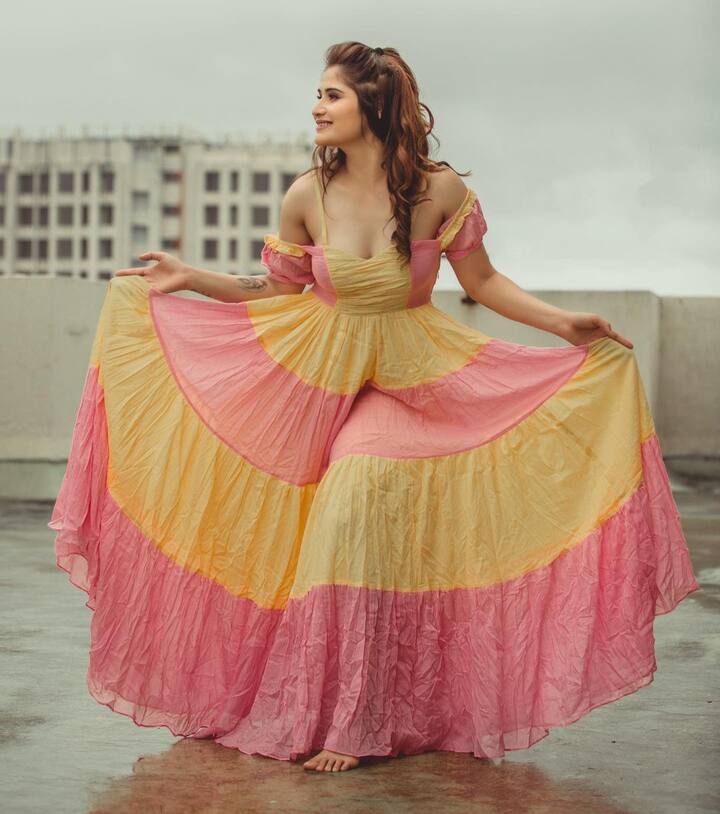 या फोटोशूटमध्ये तिने पिंक आणि यलो ड्रेस परिधान केला आहे. (फोटो सौजन्य:artisingh5/इंस्टाग्राम)