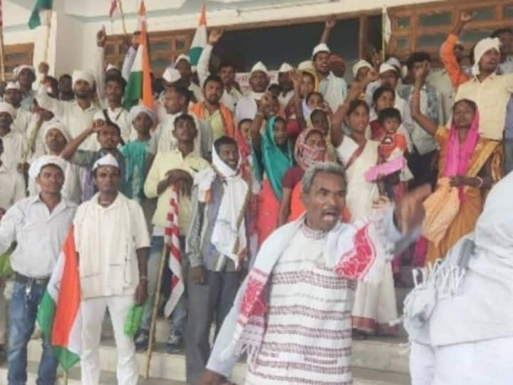 Tana Bhagat Protest Jharkhand police burst tear gas shells on Tana Bhagat Tribals Protesters in Latehar Jharkhand: लातेहार में पुलिस ने 'ताना भगतों' पर छोड़े आंसू गैस के गोले, पत्थरबाजी में 7 पुलिसकर्मी भी घायल