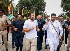 Bharat Jodo Yatra: ਰਾਹੁਲ ਗਾਂਧੀ ਭਾਰੀ ਮੀਂਹ ਦੇ ਵਿਚਕਾਰ ਚੱਲਦੇ ਰਹੇ, ਡੀਕੇ ਸ਼ਿਵਕੁਮਾਰ ਦੇ ਨਾਲ ਦੌੜੇ। ਵੇਖੋ ਫੋਟੋ