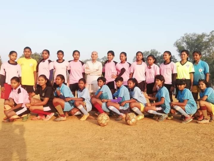 Bastar 92-year-old Dharampal Saini help tribal girls of Bastar for international recognition Chhattisgarh ANN Bastar News: 92 वर्षीय ताऊजी ने नक्सली क्षेत्र की बालिकाओं को ऐसे दिलाई अंतरराष्ट्रीय स्तर पर पहचान, पढ़ें पूरी कहानी