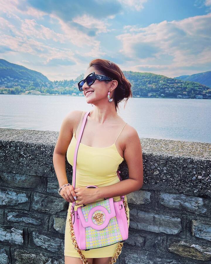 येथे अनुष्काने हूप इअरिंग्ज घातले आहेत. या लूकमध्ये ती खूपच हॉट आणि ग्लॅमरस दिसत आहे.(फोटो सौजन्य :anushkasen0408/इंस्टाग्राम)
