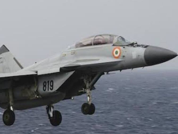 Indian Navys MiG 29K Fighter Jet Crashes Over Sea In Goa Pilot Ejected Safely MiG 29K Fighter Jet Crash: গোয়ার সমুদ্রে ভেঙে পড়ল নৌ সেনার মিগ, অল্পের জন্য রক্ষা পেলেন পাইলট