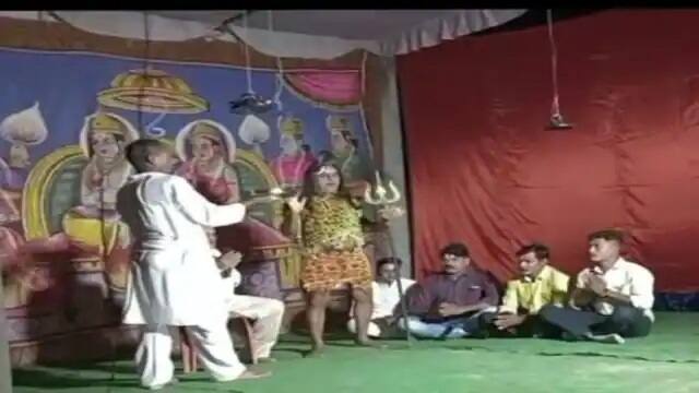 video character dies of heart attack on stage while playing the role of shiva in jaunpur Watch VIDEO : આ કલાકારનું ચાલુ શો દરમિયાન સ્ટેજ પર થયું મોત, જુઓ વીડિયો