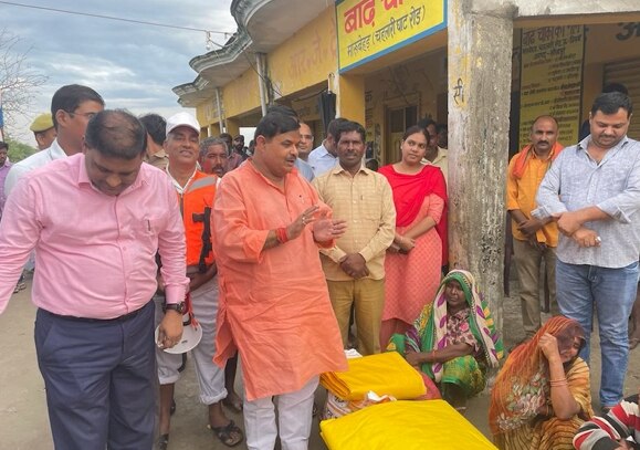 Sitapur News: भारी बारिश से सैकड़ो गांवों में जल प्रलय, बाढ़ प्रभावित इलाकों में राहत सामग्री लेकर पहुंचे विधायक