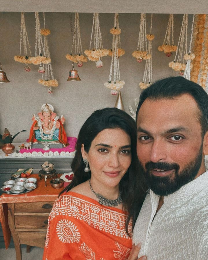 करिश्मा तन्ना (Karishma Tanna) भी उन एक्ट्रेसेस में से एक हैं, जो इस साल पहली बार करवा चौथ मनाएंगी. उन्होंने 5 फरवरी को बिजनेसमैन वरुण बंगेरा के साथ शादी की थी.