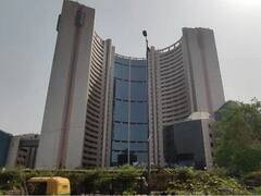 बारिश से दिल्ली में सड़कों पर बने गड्ढे, मरम्मत के लिए दिल्ली नगर निगम ने हर जोन को दिए ढाई-ढाई लाख रुपये