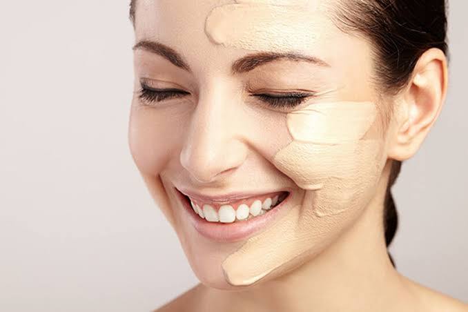 अब आप अपनी स्किन टोन से मैच करता हुआ फाउंडेशन का इस्तेमाल करें. चेहरे के अलावा गर्दन और पीठ पर भी फाउंडेशन जरूर अप्लाई करें, ताकि गर्दन और फेस एक से नजर आए.