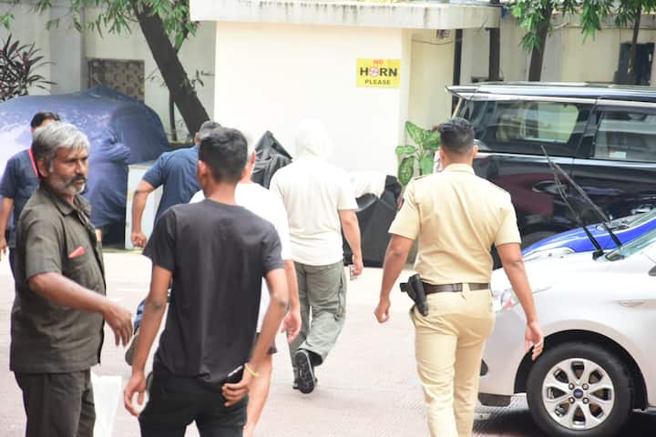 एक्टर एक ऑफ-व्हाइट हुडी पहने स्पॉट किए गए.जिसे उन्होंने कार्गो पैंट के साथ पेयर किया था.  इस दौरान आमिर खान ने एक मास्क पहना हुआ था और उनका चेहरा तस्वीरों में मुश्किल से दिखाई दे रहा था. वह काफी जल्दबाजी में भी लग रहे थे.