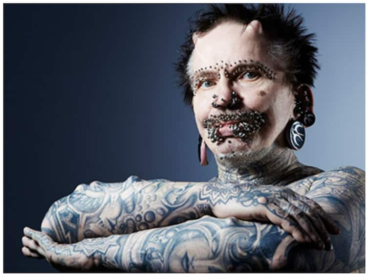 Who has most piercings in the world know here about worlds weirdest records World Record: ये आदमी है या ऐलियन? रिकॉर्ड बनाने के चक्कर में इस आदमी ने कर डाली अपनी ऐसी हालत