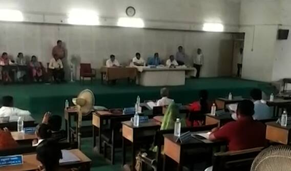 વડોદરાઃ ટ્રેક્ટર ખરીદી અંગે વિપક્ષના સભ્યોએ કર્યો હોબાળો, જુઓ શું લગાવ્યા આરોપ?