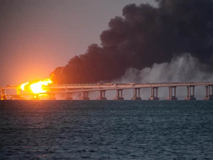 War News: russia claims that ukraine defense ministry hatched a conspiracy to blow up crimea bridge blast War: યૂક્રેનના રક્ષા મંત્રાલયે રચ્યુ ક્રીમિયા પુલ ઉડાવવાનું કાવતરુ, 22.77 ટન વિસ્ફોટકથી કરાયો ધડાકો, રશિયાનો દાવો