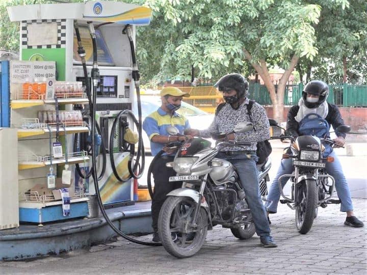 Petrol Diesel Rate Today are unchanged and crude oil prices are going down Petrol Diesel Rate: कच्चे तेल में गिरावट पर देश में सस्ता नहीं हुआ पेट्रोल डीजल, जानें ताजा रेट