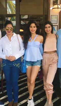 IN PICS: मम्मी Sridevi को लेकर स्टारडम को लेकर बोलीं Janhvi Kapoor, ये बस दुनिया में एक ही बार होता है...