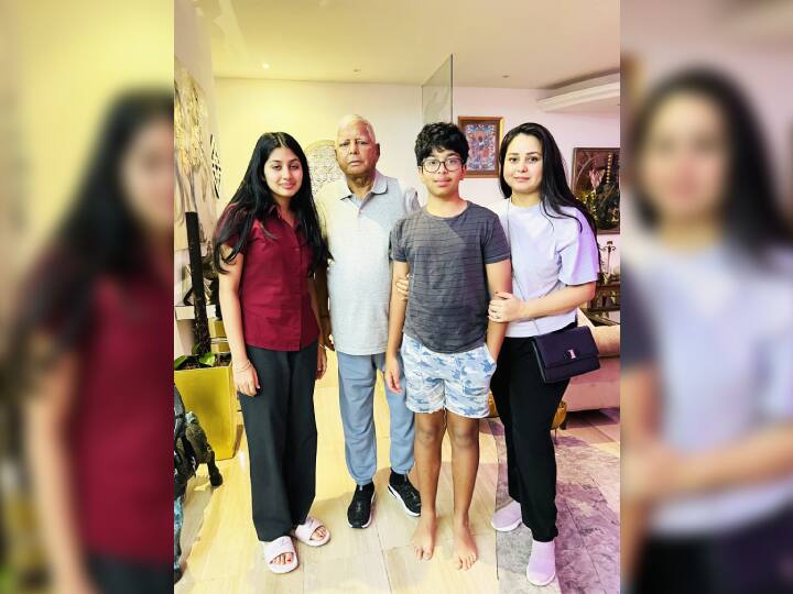 इस तस्वीर में देखिए कैसे सिंगापुर में अपने परिवार के साथ लालू खुश दिख रहे हैं. बता दें कि लालू यादव की बेटी रोहिणी सिंगापुर में ही रहती हैं.