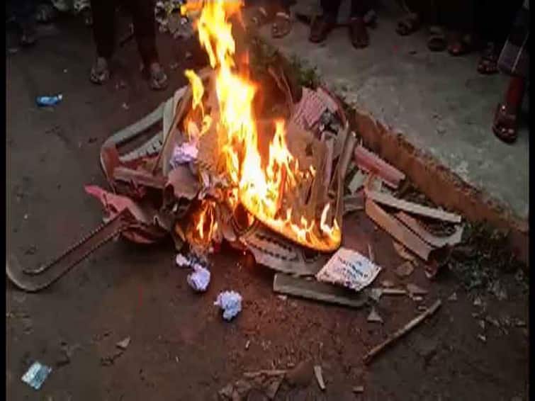 Murshidabad Trinamool conflict, vandalism in front of party office, protest by fire in street Murshidabad: তৃণমূলের কোন্দলে রণক্ষেত্র মুর্শিদাবাদ, পার্টি অফিসের সামনে ভাঙচুর, রাস্তায় আগুন জ্বালিয়ে বিক্ষোভ