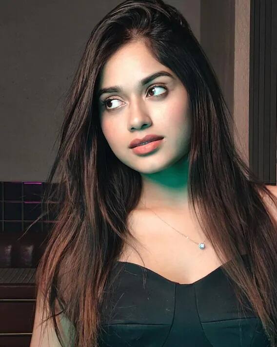 જન્નત ઝૂબેરને (Jannat Zubair) આજકાલ દરેક લોકો ઓળખે છે. તેને પોતાની મહેનતથી પોતાનુ સ્ટેજ મેળવ્યુ છે.