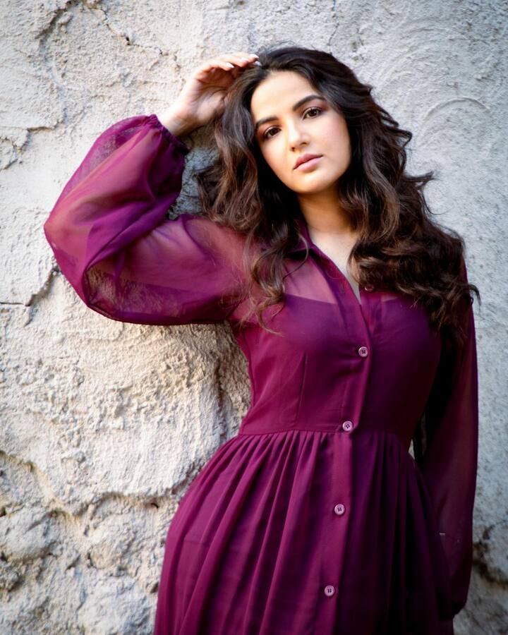 अली गोनी से पहले जैस्मिनभसीन का नाम सूरज वाधवा से भी जुड़ चुका है. हालांकि जल्द ही इन दोनों का ब्रेकअप हो गया था.