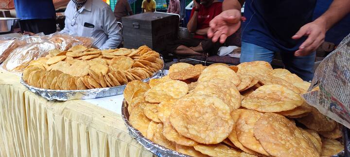 करवा चौथ के लिए महिलाएं काफी तैयारियां करती हैं जिसके लिए बाजारों में भी खूब रौनक देखने को मिलती है. करवा चौथ के लिए खास तौर पर महिलाओं के श्रृंगार, कपड़े, उपहार और पकवानों से बाजार सज जाते हैं. करवा चौथ को लेकर दिल्ली के बाजारों में भी खूब रौनक देखने को मिल रही है.
