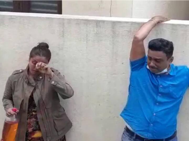 Bengaluru Couple rescued from threatening to set themselves on Fire if house demolished Video: बुलडोजर के सामने खड़े होकर खुद को आग लगाने वाले थे पति-पत्नी, पुलिस ने दीवार के पीछे से जाकर बचाया