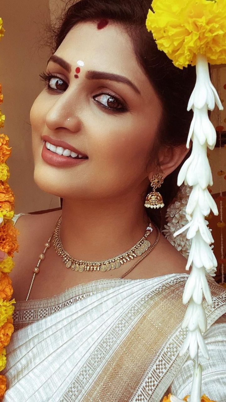 Divya Arnav : யார் இந்த திவ்யா..வாங்க பார்க்கலாம்!