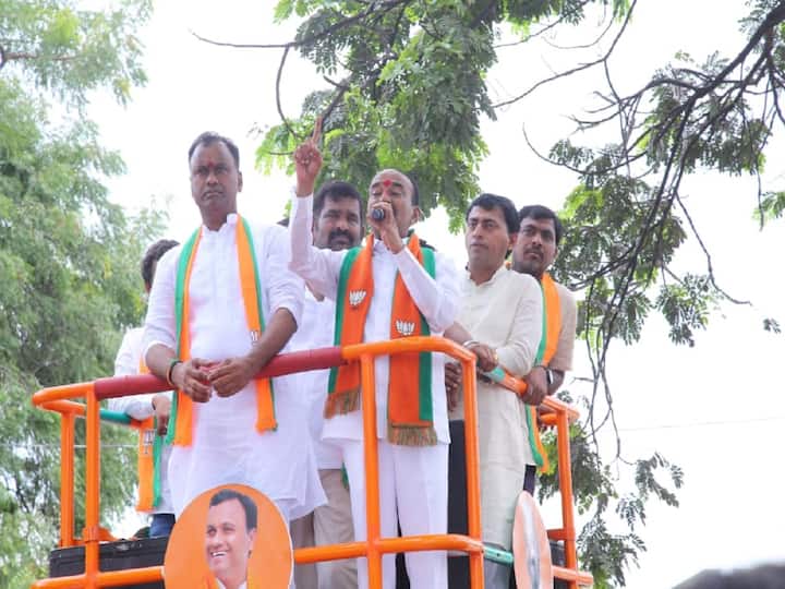 Eatala rajender participates in election campaign in Munugodu with Komatireddy Rajagopal Reddy Eatala Rajender: మంత్రుల్ని పంపి తాగుబోతులను చేస్తున్నరు, పిచ్చివేషాలు వేస్తే అదే రిపీట్ అవుతది - ఈటల