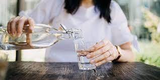 ਡਾਕਟਰ ਅਤੇ ਸਿਹਤ ਮਾਹਿਰ ਸਿਹਤਮੰਦ ਰਹਿਣ ਲਈ ਭਰਪੂਰ ਪਾਣੀ ਪੀਣ ਦੀ ਸਲਾਹ ਦਿੰਦੇ ਹਨ। ਅੱਜ ਅਸੀਂ ਤੁਹਾਨੂੰ ਇਸ ਦੇ ਫਾਇਦੇ ਦੱਸਾਂਗੇ।