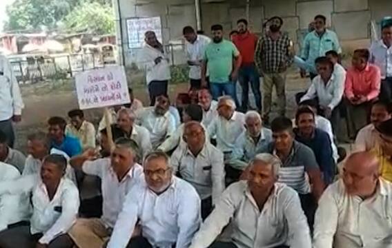 ગાંધીનગરઃ ચિલોડા સર્કલ ખાતે 25 ગામના ખેડૂતોએ ભારત માલા પ્રોજેક્ટના વિરોધમાં ઉતર્યા પ્રતિક ઉપવાસ પર