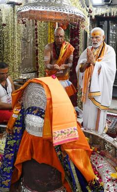 In Pics: માથા પર તિલક, હાથમાં રુદ્રાશ, મહાકાલની ભક્તિમાં લીન થયા પીએમ મોદી