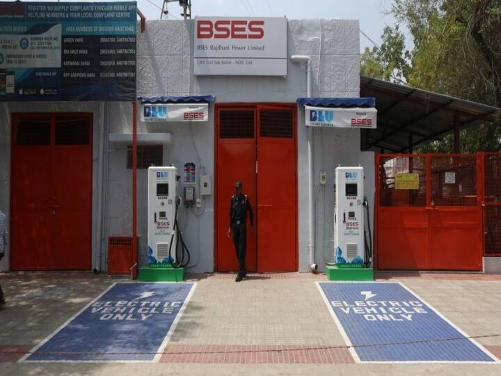 More than thousands of electric car charging station installed in delhi charging station in delhi EV Charging Station: दिल्ली में ईवी कार लेने वालों को चार्जिंग के लिए नहीं होना पड़ेगा परेशान, लग चुके हैं इतने ईवी चार्जिंग स्टेशन