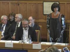 पहली बार ब्रिटेन की संसद को रोबोट ने किया संबोधित, बीच में ही जॉम्बी जैसी आंखें हो जाने पर किया रिबूट