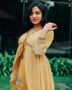 Kethika Sharma: కేతిక శర్మను చూస్తే మీకు ఏ పువ్వు గుర్తొస్తోంది?