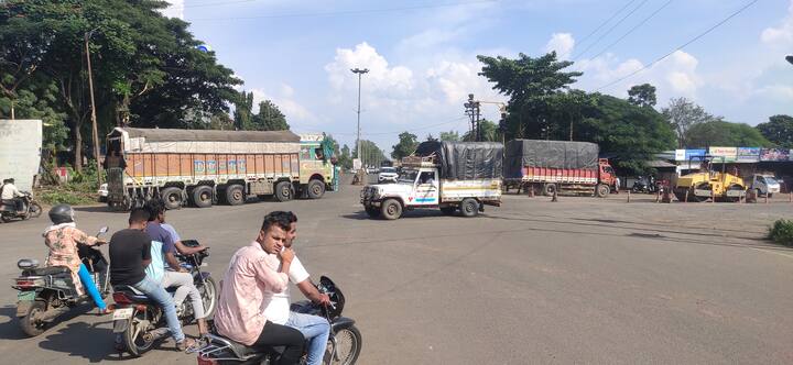 ओवर हेड वीज वाहिन्या भूमिगत केल्यानंतर रस्ता रुंदी करण्याचे काम मार्गी लावण्यात येणार आहे. मिरची चौफुलीवर गतिरोधक व दुभाजक बसवण्यात येणार आहे. त्या कामाला लवकर सुरुवात केली जाणार आहे.