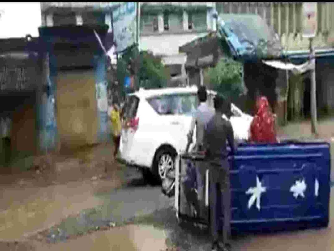 UP potholes woes: Official convoy ignores e-rickshaw turning upside down on road in Sitapur Watch video : சாலை பள்ளத்தில் கவிழ்ந்த ஆட்டோ ! கண்டு கொள்ளாமல் சென்ற அதிகாரிகள் !