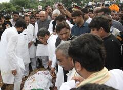 IN PICS: इन 20 तस्वीरों में देखें, बॉलीवुड से लेकर दिग्गज नेताओं तक मुलायम सिंह यादव के अंतिम संस्कार में कौन-कौन हुआ शामिल?