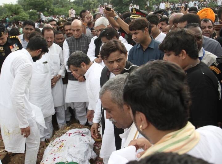 देश के रक्षा मंत्री और दिग्गज बीजेपी नेता राजनाथ सिंह भी मंगलवार को सैफई पहुंचे. जहां उन्होंने मुलायम सिंह यादव को श्रद्धांजलि दी और अंतिम संस्कार में भी शामिल हुए.