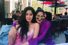 IN PICS: मम्मी Sridevi को लेकर स्टारडम को लेकर बोलीं Janhvi Kapoor, ये बस दुनिया में एक ही बार होता है...
