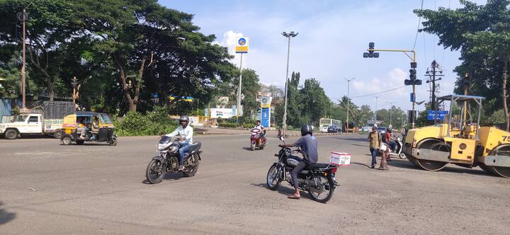 दरम्यान महापालिकेच्या बांधकाम विभागाच्या अभियंतांनी महावितरण विभागाच्या अधिकाऱ्यांसोबत चर्चा केली असून नांदूर नाक्याकडून येणाऱ्या महामार्गाच्या बाजूला सिग्नजवळ मोठ्या क्षमतेचे विद्युत रोहित्र देखील आहे. या रोहितरामुळे अपघाताची शक्यता वर्तवली गेल्याने ते देखील दुसरीकडे स्थलांतरित करण्याबाबत सांगण्यात आले.