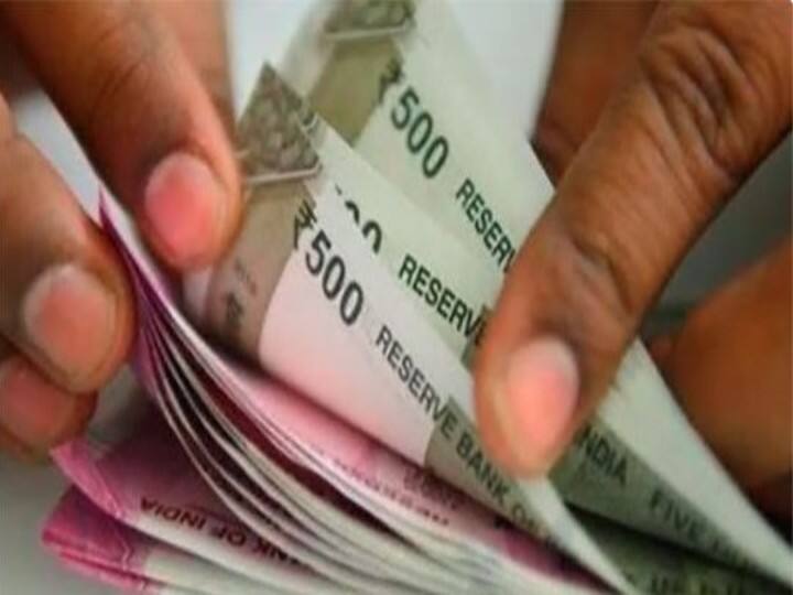 Haryana: The girl, who was expelled from the school for not paying the fees, sat on the protest in Pataudi Pataudi News: फीस न भरने पर स्कूल से निकाला गयी छात्रा धरने पर बैठी, एसडीएम बोले- हमारे अधिकार क्षेत्र का मामला नहीं