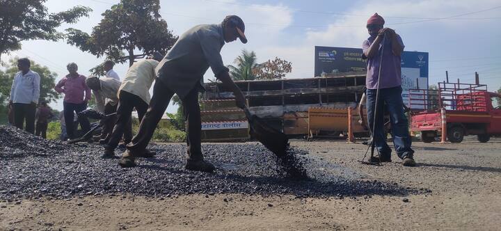 टाकळी कडून येणाऱ्या जेजुरकर मार्गाची चौफुली जवळ डांबरीकरण करण्यात येत आहे. कैलास नगरच्या चौकातील रस्ता लागत असलेल्या मोठ्या वृक्षांच्या फांद्यांची छाटणी करण्यात येत आहे.
